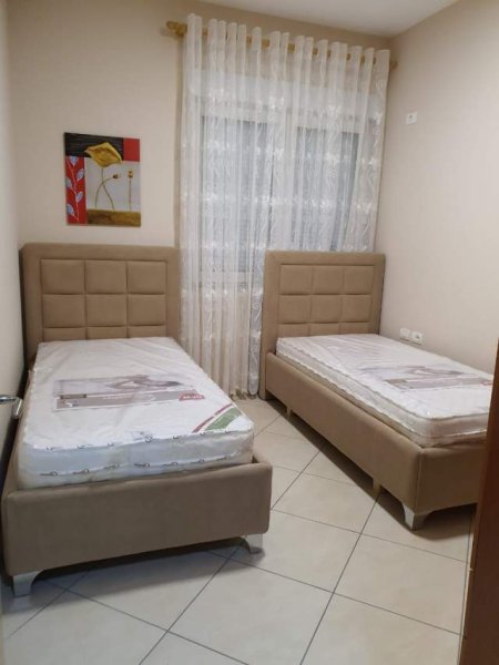 Tirane, jepet me qera apartament Kati 4, 90 m² 450  (KAVAJES)