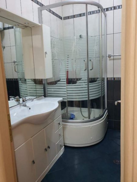 Tirane, jepet me qera apartament 2+1+BLK Kati 4, 90 m² 450 Euro (rruga Kavajes)