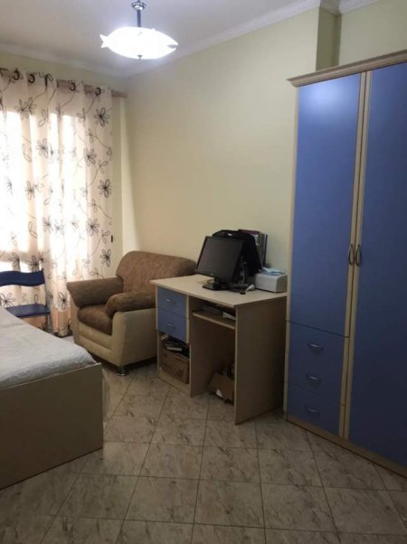 Tirane, jepet me qera apartament 2+1 Kati 4, 90 m² 400 Euro (Rruga Todi Shkurti)