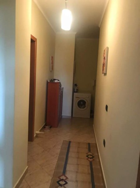 Tirane, jepet me qera apartament 2+1 Kati 4, 90 m² 400 Euro (Rruga Todi Shkurti)