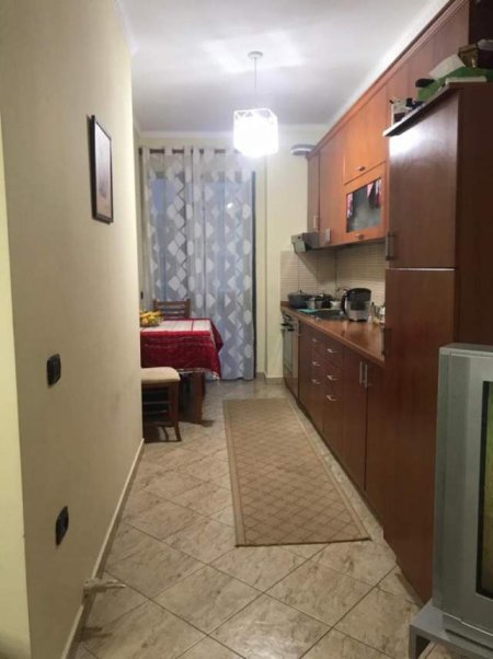 Tirane, jepet me qera apartament 2+1+BLK Kati 4, 90 m² 400 Euro (rruga Todi Shkurti)