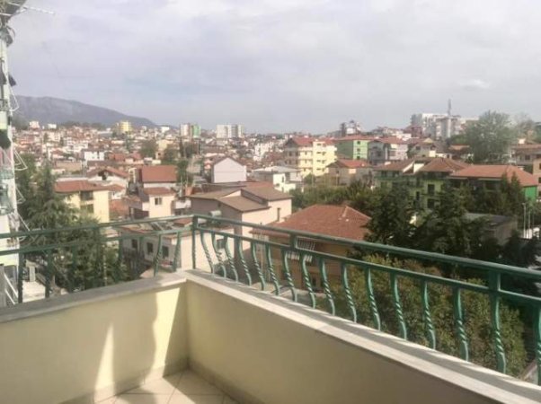 Tirane, jepet me qera apartament 2+1+BLK Kati 4, 90 m² 400 Euro (rruga Todi Shkurti)