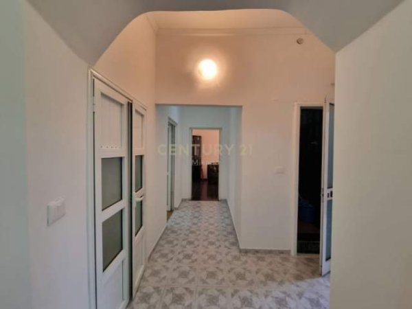 Tirane, jepet me qera apartament 2+1 Kati 2, 78 m² 700 Euro (Pallatet Agimi)