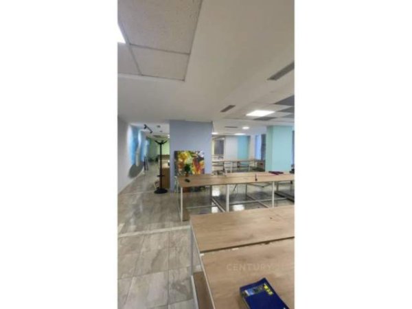 Tirane, jepet me qera zyre Kati 1, 350 m² 3.000 Euro (Qender)