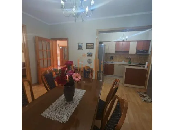 Tirane, jepet me qera Vile 600 m² 1.000 Euro (Koder Kamez)