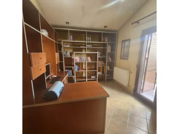 Tirane, jepet me qera Vile 600 m² 1.000 Euro (Koder Kamez)