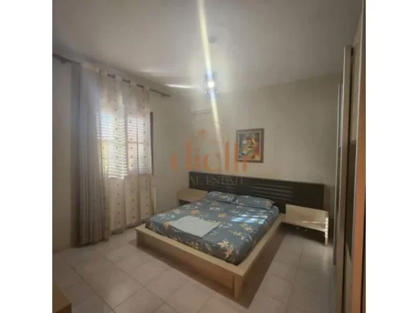Tirane, jepet me qera Vile 600 m² 1.000 Euro (Koder Kamez)