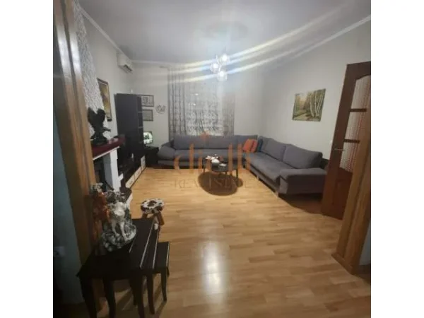 Tirane, jepet me qera Vile 600 m² 1.000 Euro (Koder Kamez)