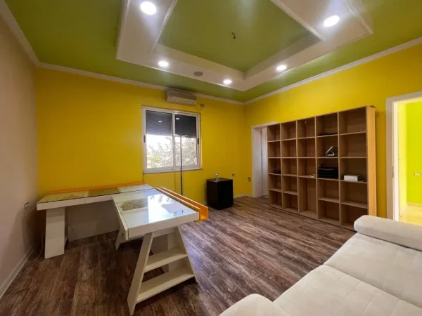 Tirane, jepet me qera apartament 3+1+Ballkon Kati 3, 115 m² 700 € (21 Dhjetori)