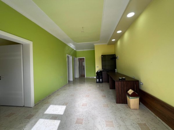Tirane, jepet me qera apartament 3+1+Ballkon Kati 3, 115 m² 700 € (21 Dhjetori)