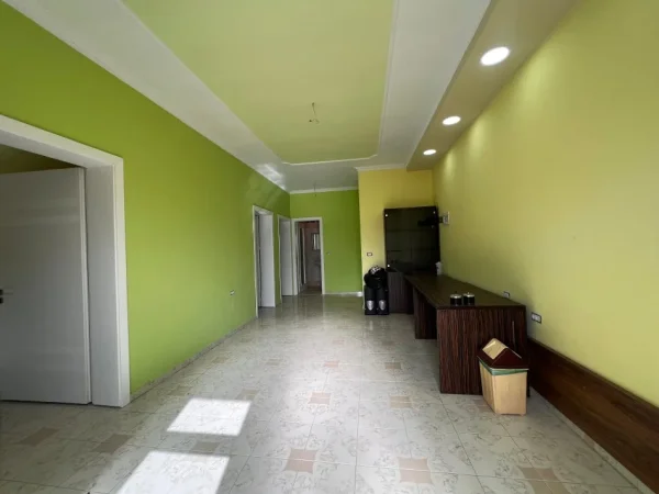 Tirane, jepet me qera apartament 3+1+Ballkon Kati 3, 115 m² 700 € (21 Dhjetori)