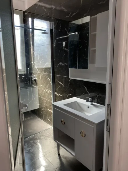 Tirane, Apartament 1+1 me qira Kati 5, 72 m² 520 € (Liceu Artistik)