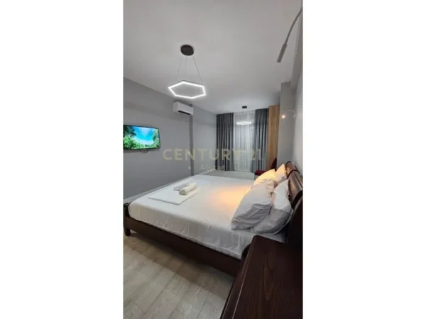 Tirane, shes apartament 2+1+Aneks+Ballkon Kati 1, 112 m² 270.000 € (Rruga e Barrikadave)