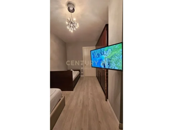 Tirane, shes apartament 2+1+Aneks+Ballkon Kati 1, 112 m² 270.000 € (Rruga e Barrikadave)