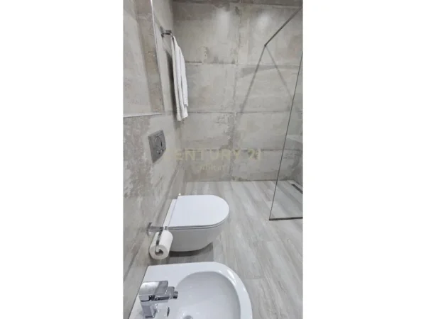 Tirane, shes apartament 2+1+Aneks+Ballkon Kati 1, 112 m² 270.000 € (Rruga e Barrikadave)