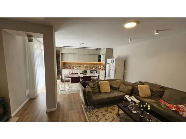 Tirane, shes Vile 3 Katshe Kati 3, 330 m² 450.000 € (Ali Dem)