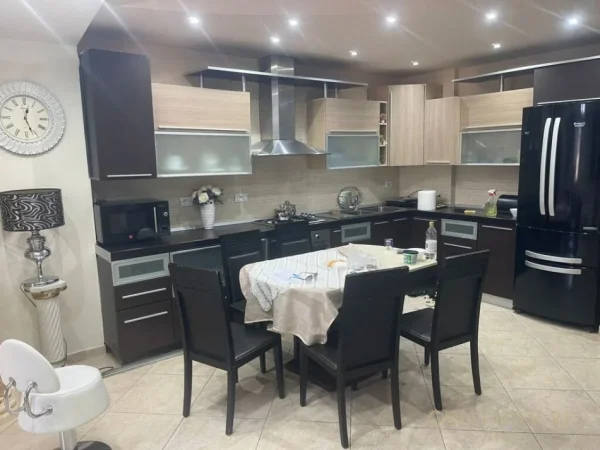 Tirane, jepet me qera apartament 2+1+Aneks+Ballkon Kati 3, 118 m² 800 € (ATSH)