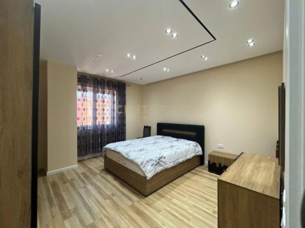 Tirane, jepet me qera apartament 2+1+Aneks+Ballkon Kati 7, 100 m² 700 € (QSUT)