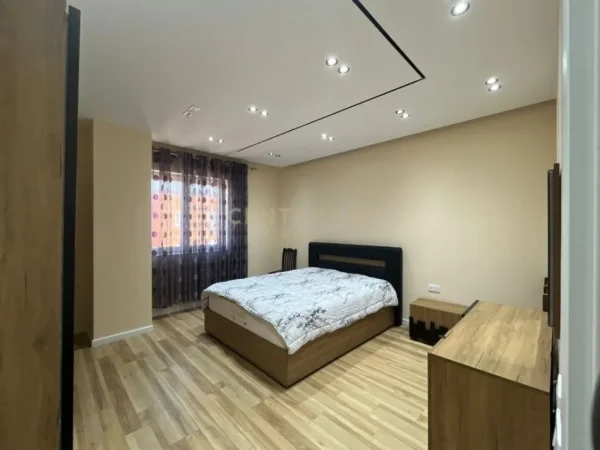 Tirane, jepet me qera apartament 2+1+Aneks+Ballkon Kati 7, 100 m² 700 € (QSUT)