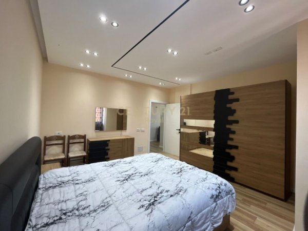 Tirane, jepet me qera apartament 2+1+Aneks+Ballkon Kati 7, 100 m² 700 € (QSUT)