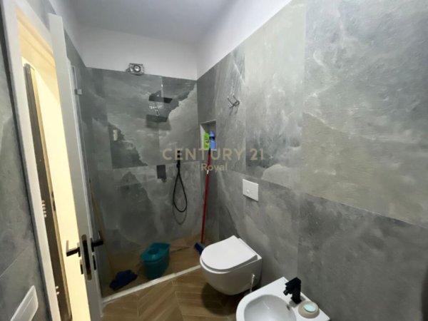 Tirane, jepet me qera apartament 2+1+Aneks+Ballkon Kati 7, 100 m² 700 € (QSUT)