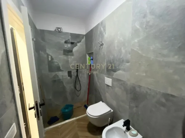Tirane, jepet me qera apartament 2+1+Aneks+Ballkon Kati 7, 100 m² 700 € (QSUT)