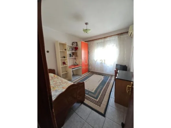 Tirane, jepet me qera apartament 3+1+Aneks+Ballkon Kati 8, 144 m² 900 € (Rruga Fortuzi)