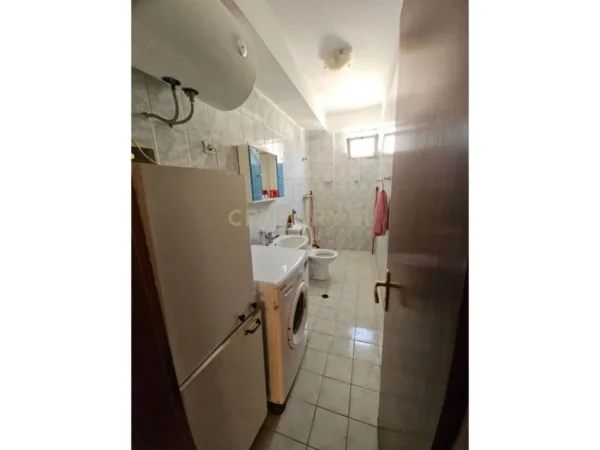 Tirane, jepet me qera apartament 3+1+Aneks+Ballkon Kati 8, 144 m² 900 € (Rruga Fortuzi)
