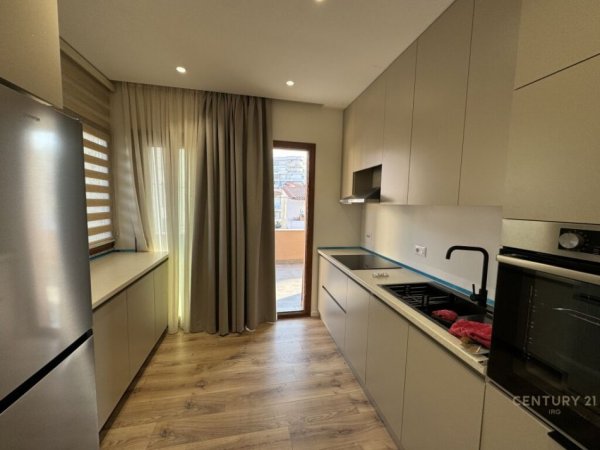 Tirane, jepet me qera apartament 2+1+Aneks+Ballkon Kati 2, 93 m² 1.000 € (Vilat selite)