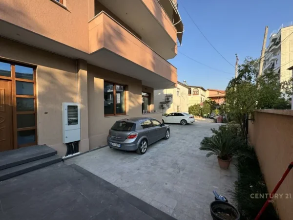 Tirane, jepet me qera apartament 2+1+Aneks+Ballkon Kati 2, 93 m² 1.000 € (Vilat selite)