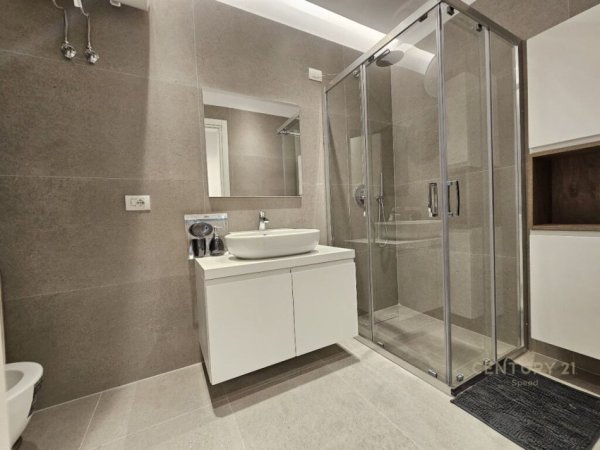 Tirane, jepet me qera apartament 1+1+Aneks+Ballkon Kati 3, 77 m² 950 € (Rruga e Barrikadave)