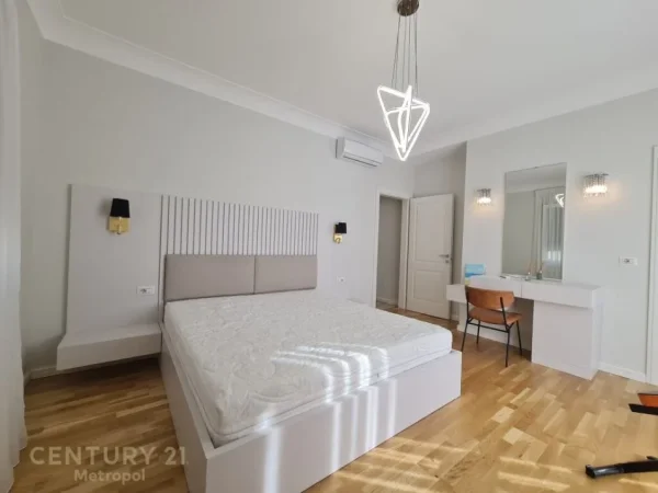 Tirane, jepet me qera apartament 2+1+Aneks+Ballkon Kati 1, 125 m² 1.800 € (Teg)