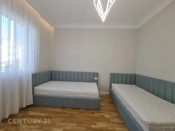 Tirane, jepet me qera apartament 2+1+Aneks+Ballkon Kati 1, 125 m² 1.800 € (Teg)