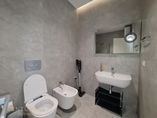 Tirane, jepet me qera apartament 2+1+Aneks+Ballkon Kati 1, 125 m² 1.800 € (Teg)