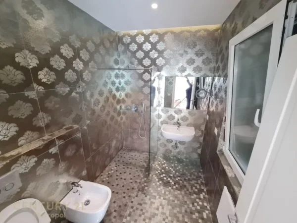 Tirane, jepet me qera apartament 2+1+Aneks+Ballkon Kati 1, 125 m² 1.800 € (Teg)
