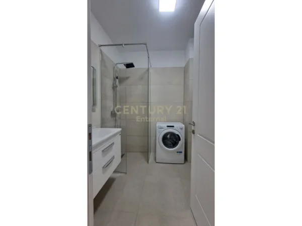 Tirane, jepet me qera apartament 1+1+Aneks+Ballkon Kati 3, 70 m² 1.000 € (Lake View)