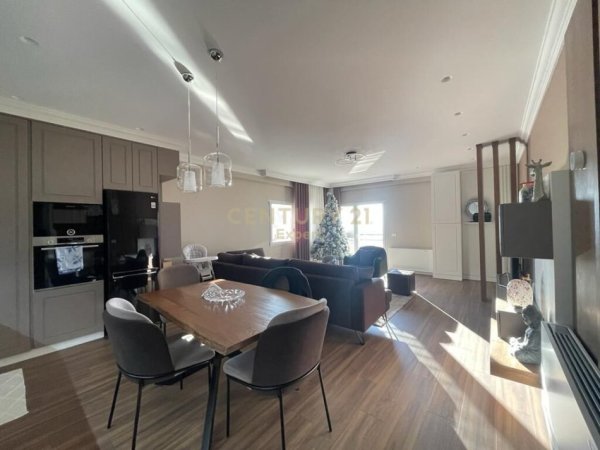 Tirane, jepet me qera apartament 3+1+Aneks+Ballkon Kati 2, 145 m² 1.100 € (LAKE LAND RESIDENCE, FARKE)