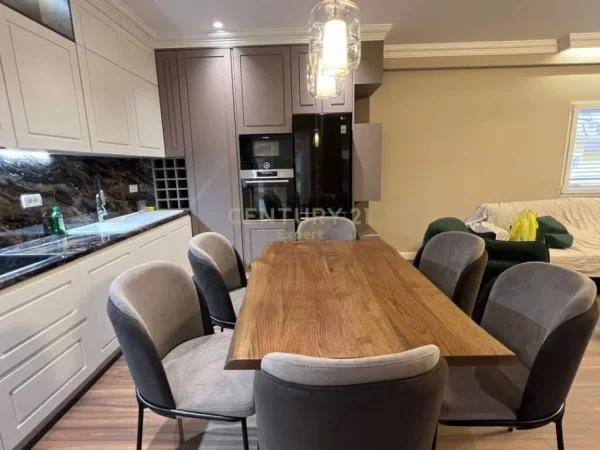 Tirane, jepet me qera apartament 3+1+Aneks+Ballkon Kati 2, 145 m² 1.100 € (LAKE LAND RESIDENCE, FARKE)