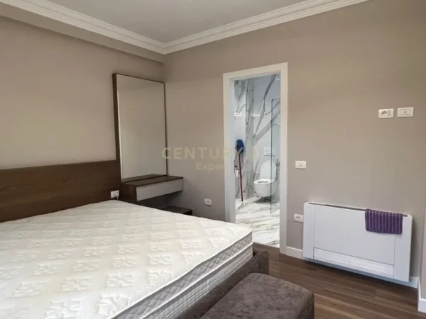 Tirane, jepet me qera apartament 3+1+Aneks+Ballkon Kati 2, 145 m² 1.100 € (LAKE LAND RESIDENCE, FARKE)