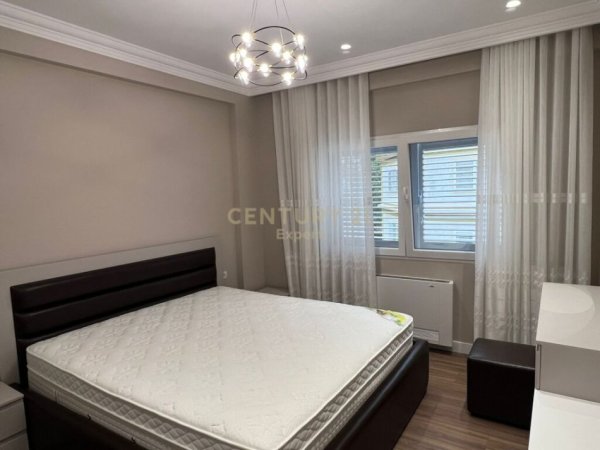 Tirane, jepet me qera apartament 3+1+Aneks+Ballkon Kati 2, 145 m² 1.100 € (LAKE LAND RESIDENCE, FARKE)
