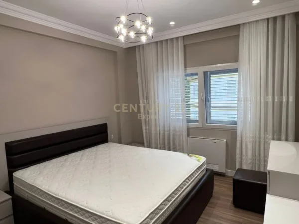 Tirane, jepet me qera apartament 3+1+Aneks+Ballkon Kati 2, 145 m² 1.100 € (LAKE LAND RESIDENCE, FARKE)