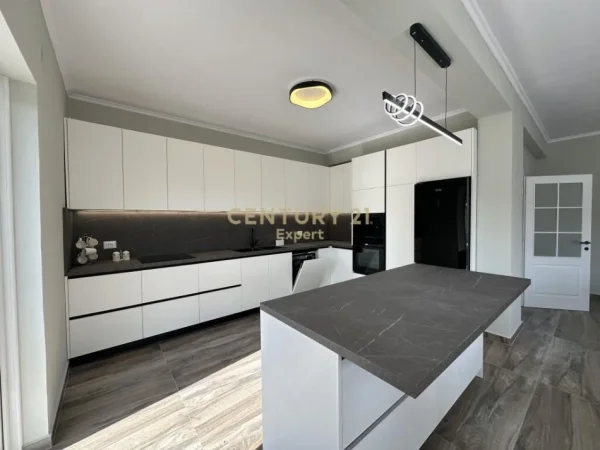 Tirane, jepet me qera apartament 3+1+Aneks+Ballkon Kati 1, 130 m² 1.000 € (Sanatorium)