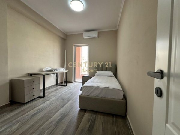 Tirane, jepet me qera apartament 3+1+Aneks+Ballkon Kati 1, 130 m² 1.000 € (Sanatorium)
