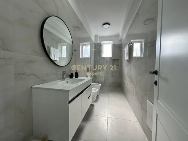 Tirane, jepet me qera apartament 3+1+Aneks+Ballkon Kati 1, 130 m² 1.000 € (Sanatorium)