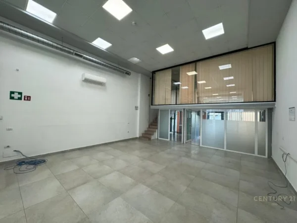 Tirane, jepet me qera zyre Kati 0, 157 m² 2.000 € (Komuna e Parisit)