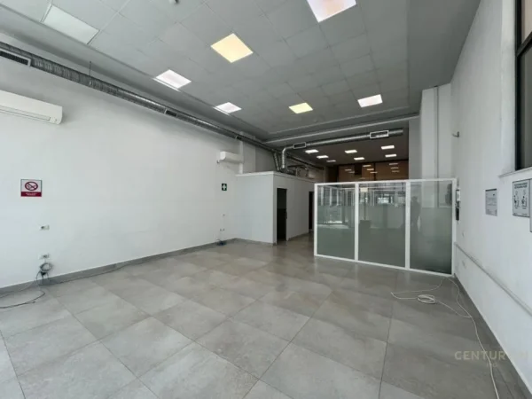 Tirane, jepet me qera zyre Kati 0, 157 m² 2.000 € (Komuna e Parisit)