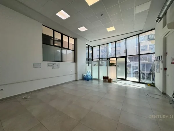Tirane, jepet me qera zyre Kati 0, 157 m² 2.000 € (Komuna e Parisit)