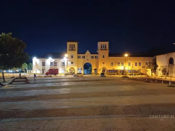 Tirane, jepet me qera ambjent biznesi Kati 3, 689 m² 6.890 € (Kombinat)