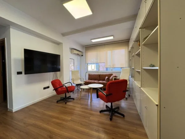 Tirane, jepet me qera zyre Kati 6, 110 m² 1.400 € (Bllok)