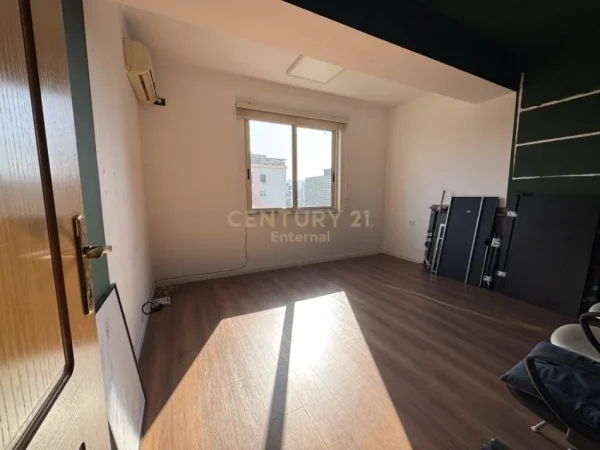 Tirane, jepet me qera zyre Kati 6, 110 m² 1.400 € (Bllok)